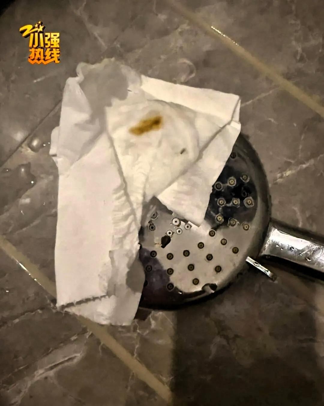 “太恶心了吧！”浙江杭州，这对情侣花费196元预订了一家酒店房间。顺利办理入住后