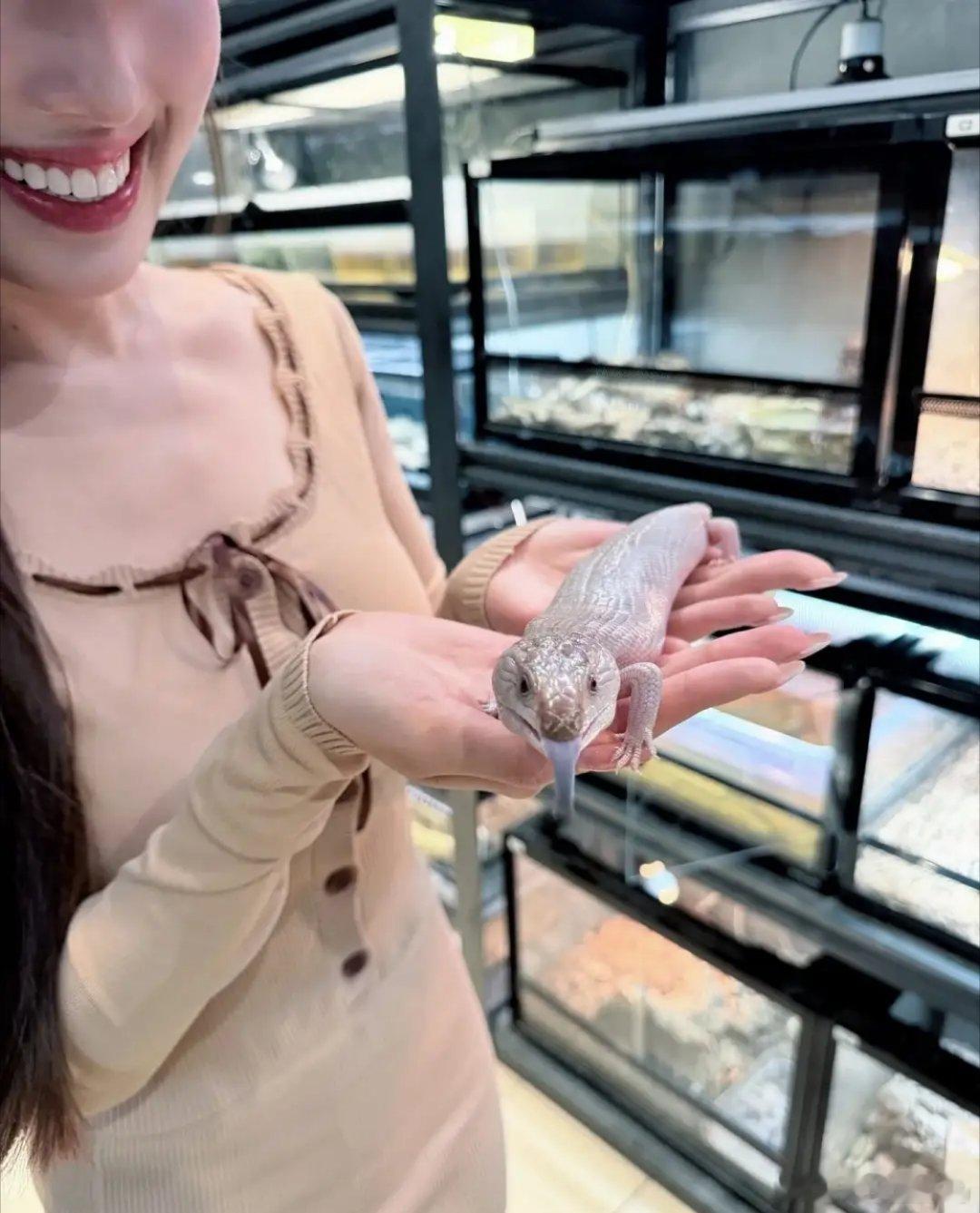 歌手海儿（Hedy）因在《中年好声音》担任评判而人气高企，平日更不时在社交网晒出