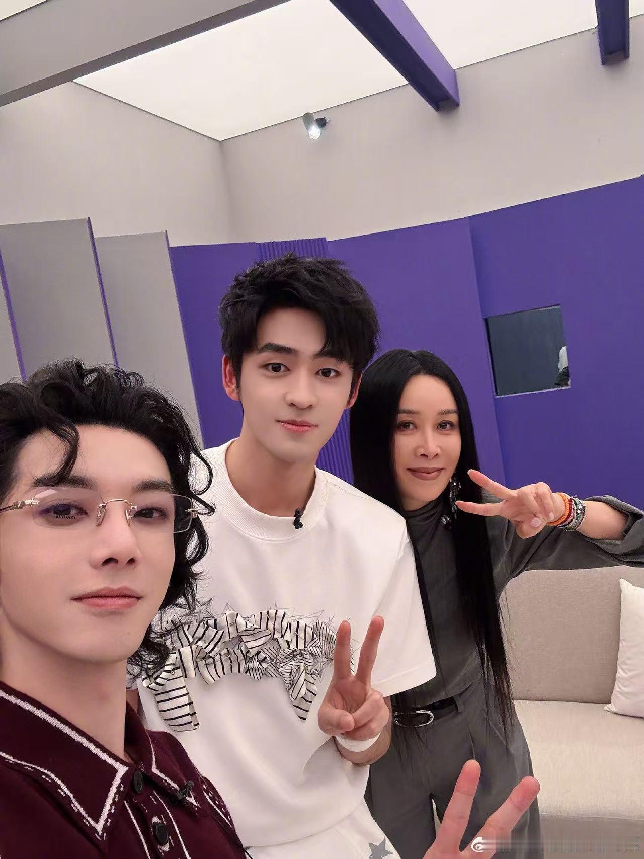 华晨宇自拍视角下的那英张卓尔声鸣远扬2025的旅程到站啦 自拍视角的画面真的太有