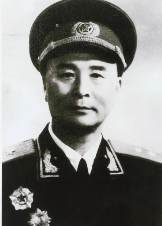 1936年，红军团长牺牲后被战士安葬。一位路过的老妇人却割下了他身上的腐肉，这究
