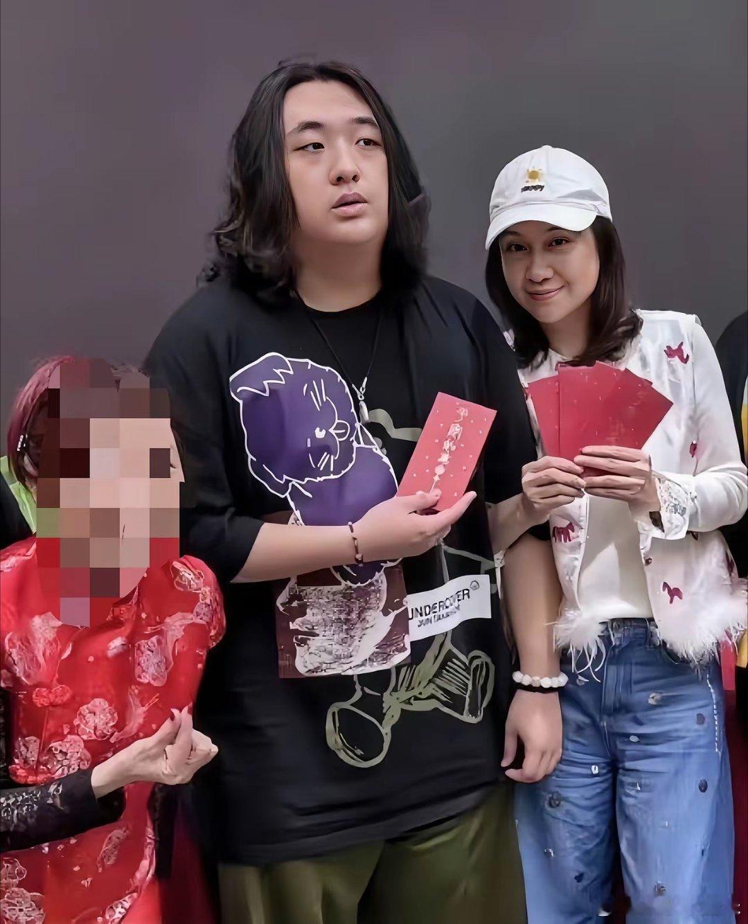 吴镇宇儿子现状吴费曼，今年17岁，在香港国际学校就读高中，身材高大，已高出父亲吴