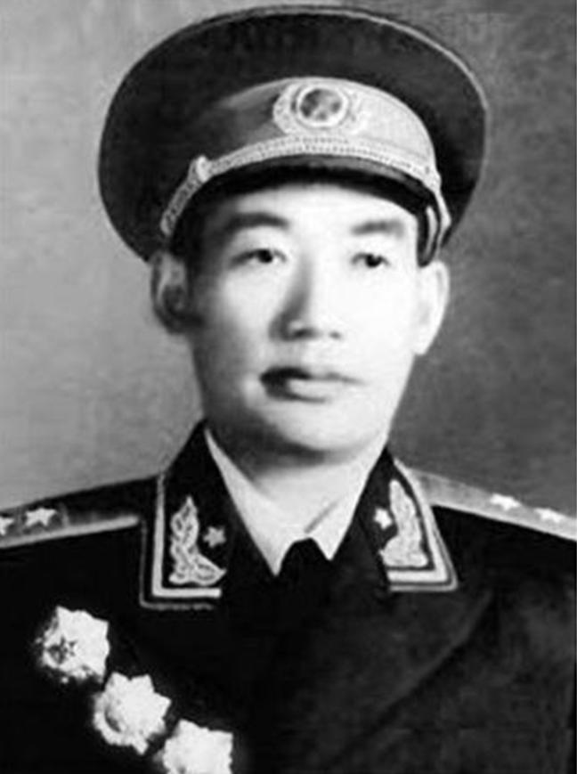 1963年，南京军区来了一个新政委，许世友看到他却面露苦色，因为许世友爱喝酒，可
