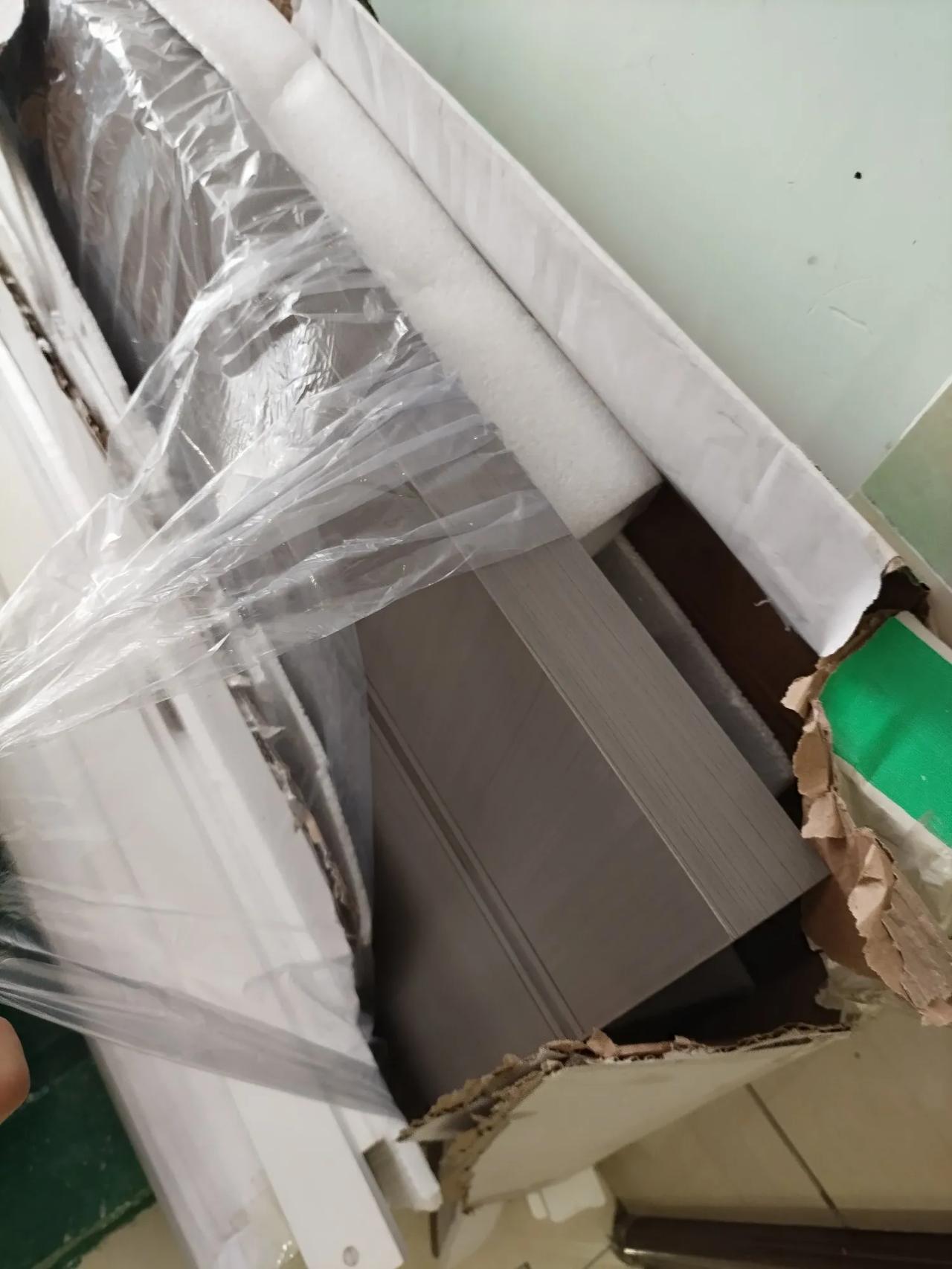 真没想到木门这么不值钱！
装修公司跑路定制门的尺寸错误，直接搁下不管了，花了将近