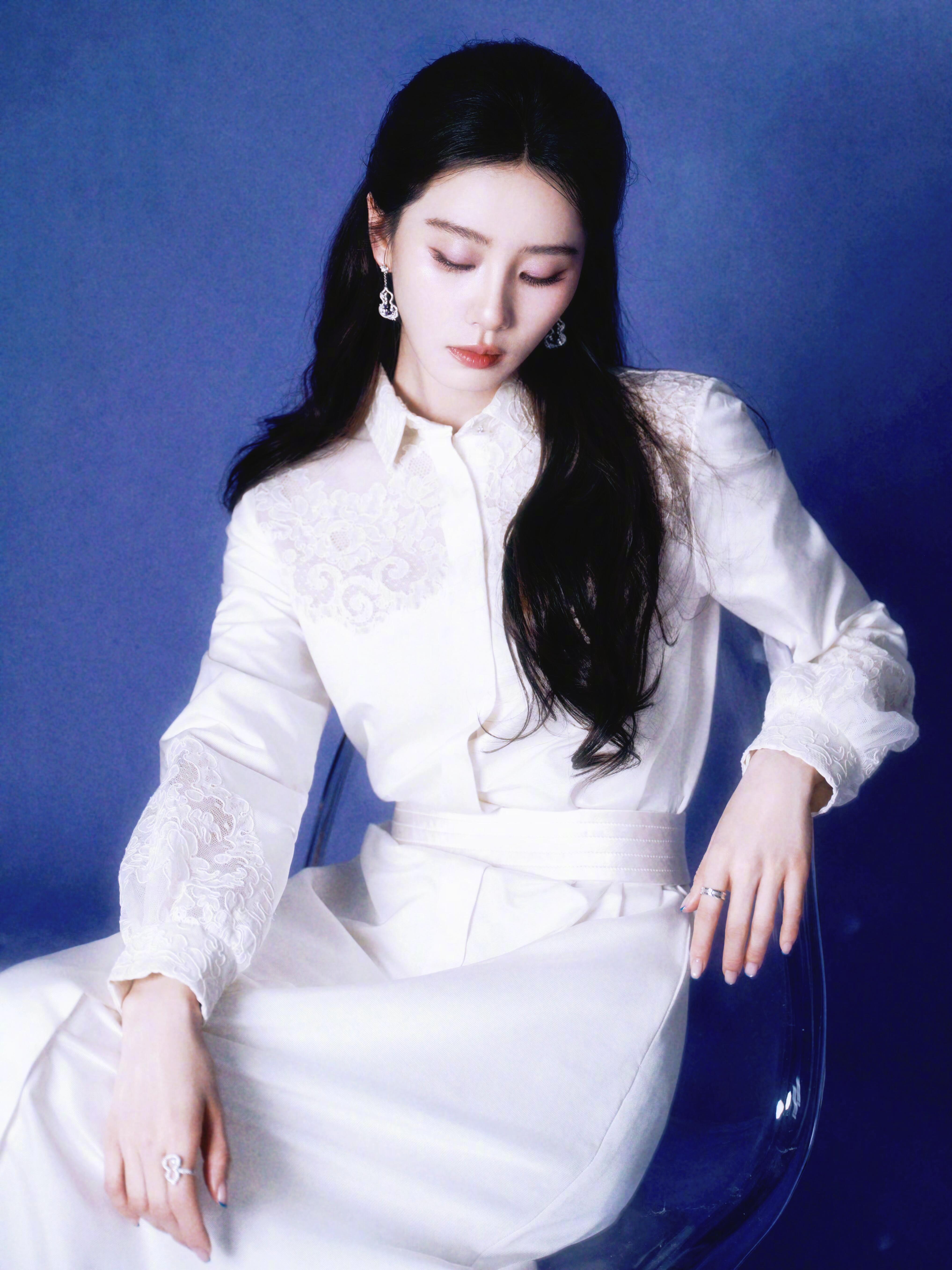 刘诗诗青花瓷里走出来的美人 救命！刘诗诗的青花瓷造型美得太有攻击性了——不是那种