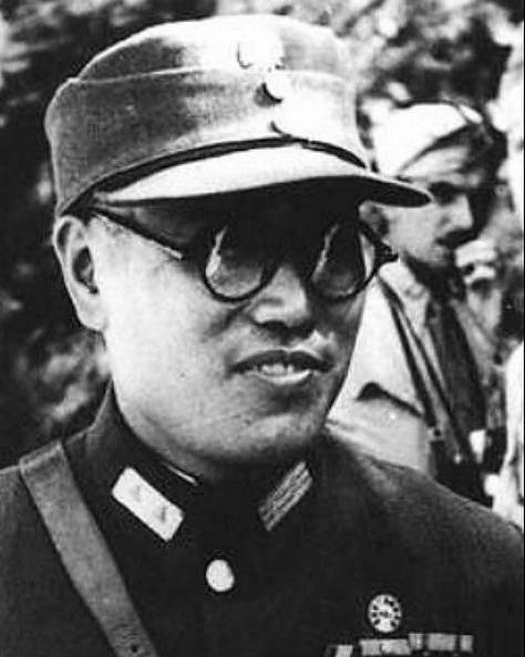 1948年10月，廖耀湘让宪兵枪毙作战不力的师长戴海容。戴海容看到宪兵后，命令卫
