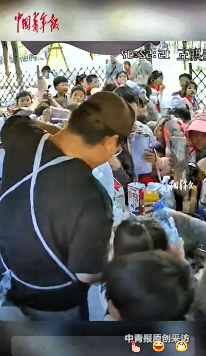 暖心！江苏宿迁，学生徒步，口干舌燥，原本领队只是试探问能不能接点水，没想到店老板