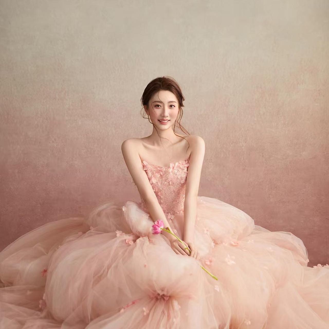 粉裙映笑颜，花间舞翩跹。分享你见闻过的绝色美人！