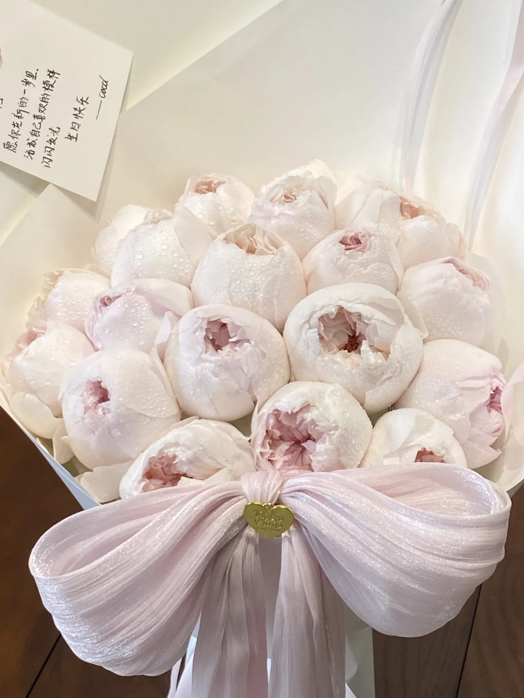 怎么会有这么粉嫩的花束啊～可爱瓷