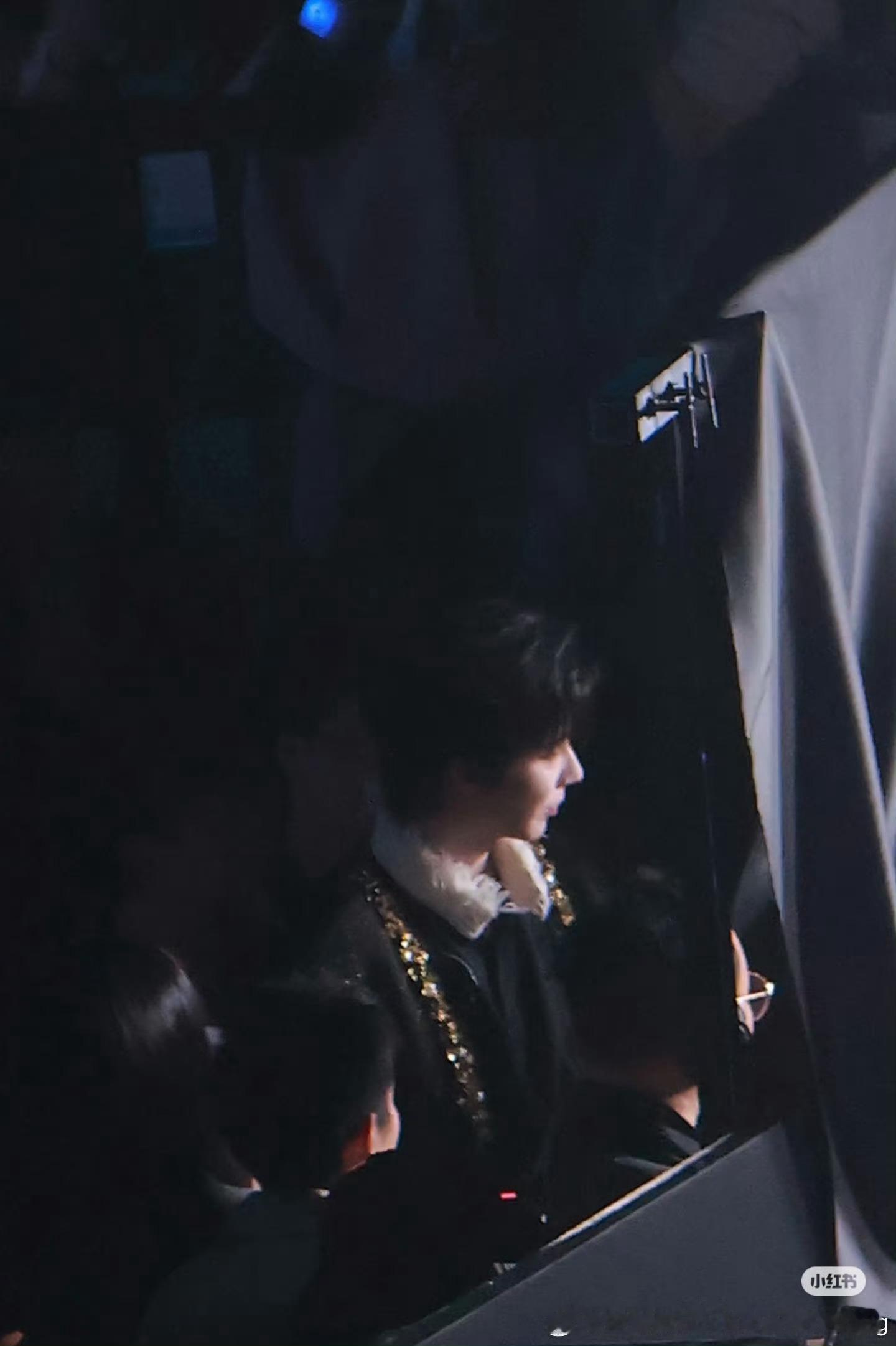 摩登兄弟去年跨年这个帅气的侧颜！好挺拔的鼻子！