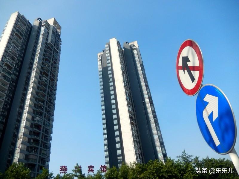 房价上涨不利于科技创新。
只要现在发展的路子依旧是以科技创新为主，那么就很难让房