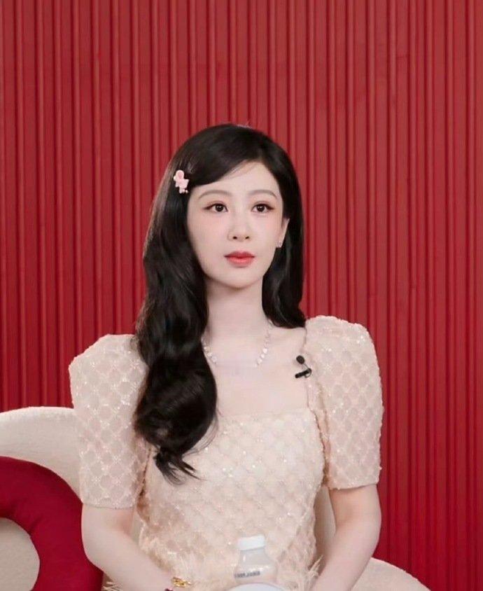 杨紫迪丽热巴直播图 杨紫真的好漂亮啊！状态特别好~多多见面吧姐姐！ 