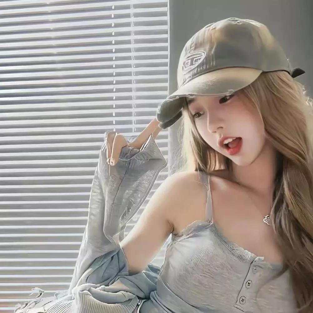 时尚穿搭指南：灰色吊带裙搭配棒球帽，清新又帅气！美女穿搭分享。 时尚女生的穿搭 