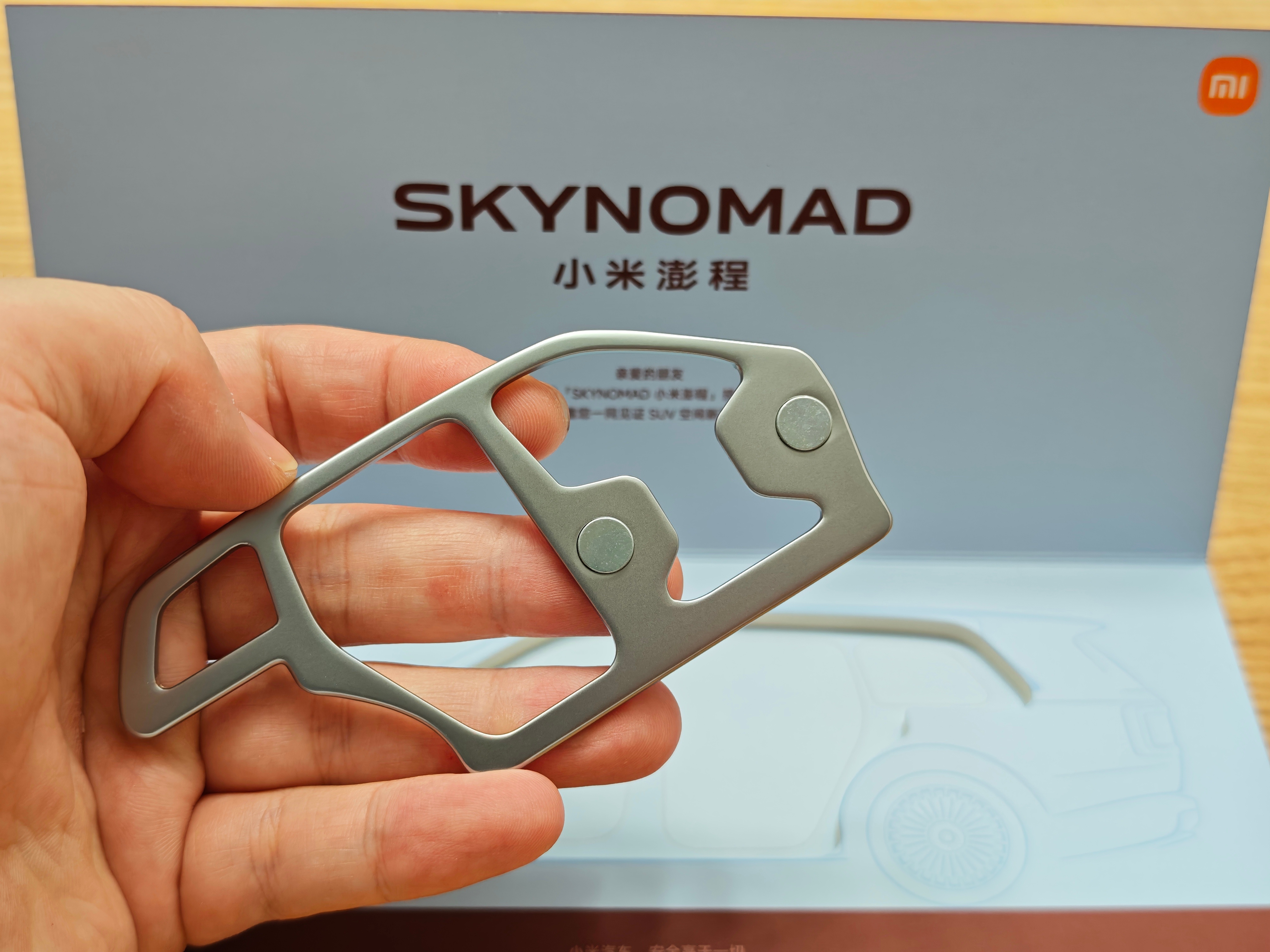 总算是收到邀请函了，澎程的门环开瓶器，背部还很贴心给了磁铁，这样能吸在冰箱上～澎