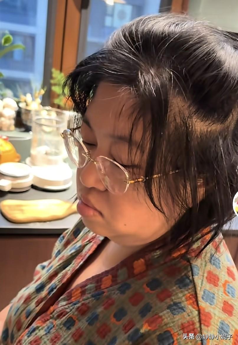 39岁胡老师早起给初一女儿做饭，蓬头垢面，这头发一言难尽，白头发明显 网友都喊话