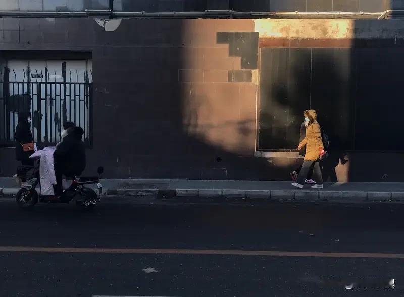 【天气变脸如变心，我的钱包在哭泣】

这天气，降温比翻脸还快！昨天还穿着短袖冒汗