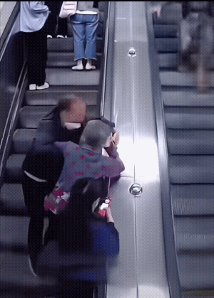 太感人了，到处都有军人无私无畏的身影！[赞][玫瑰]