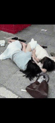 看她们俩个喝得酩醒大醉，9绝对不是好东西！