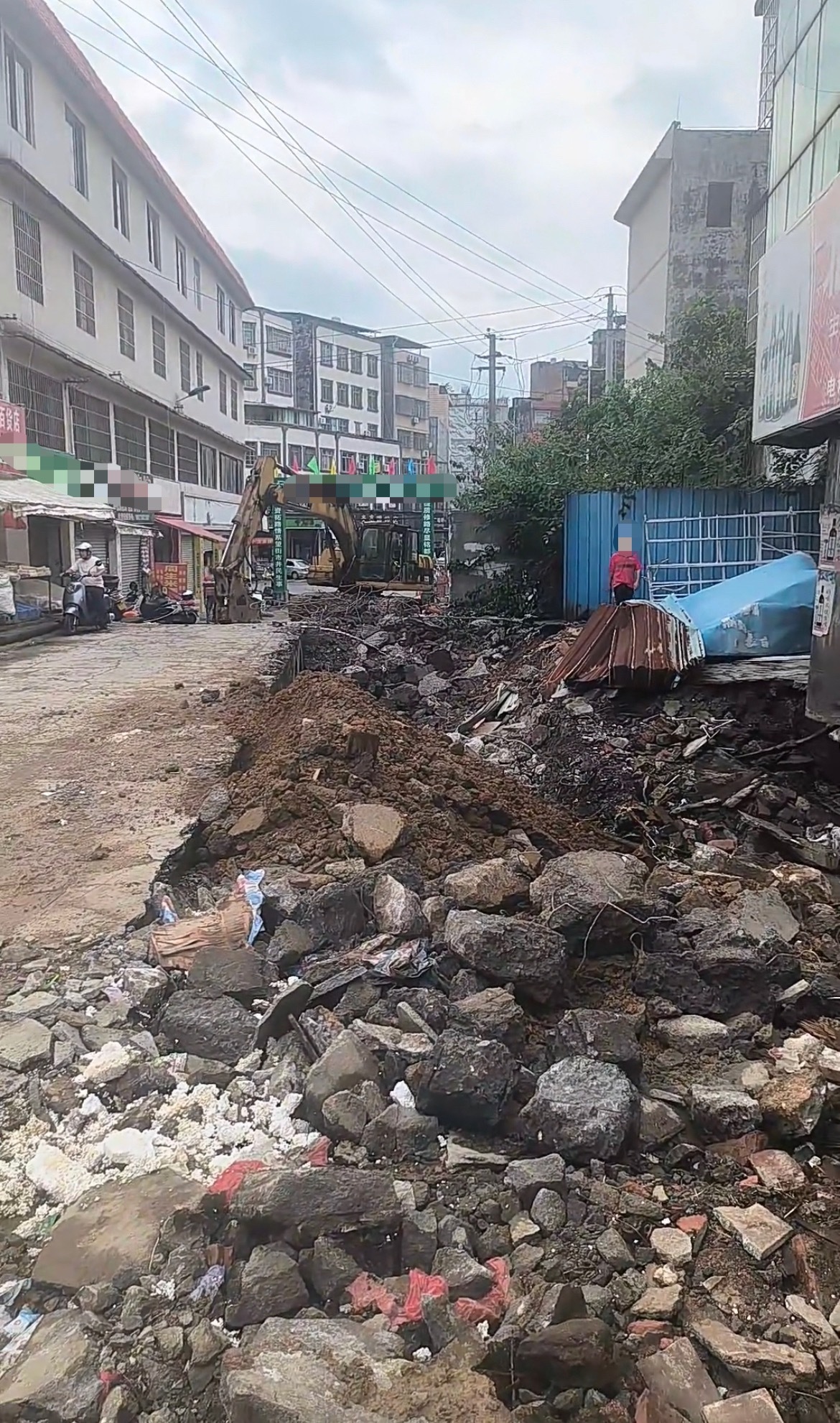 【玉林北流望街岭市场道路改造】近日，玉林市北流市望街岭市场道路公益提质改造工程正