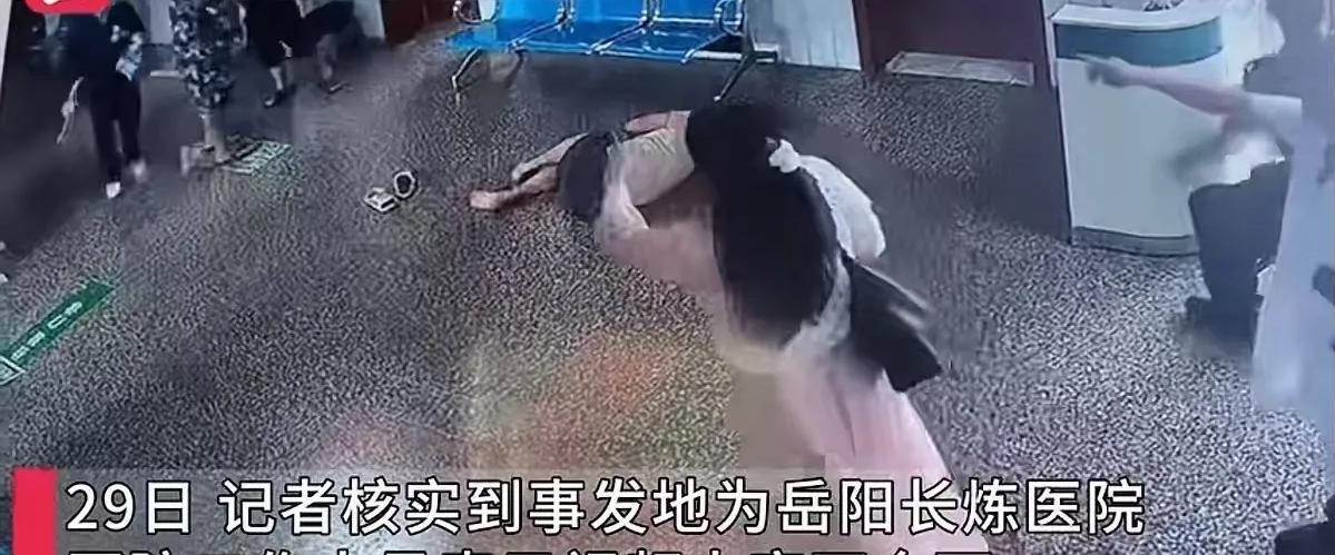 湖南岳阳，女子在麻将馆打麻将，打着打着和一男子发生了争吵，越吵越凶，男子情绪上来