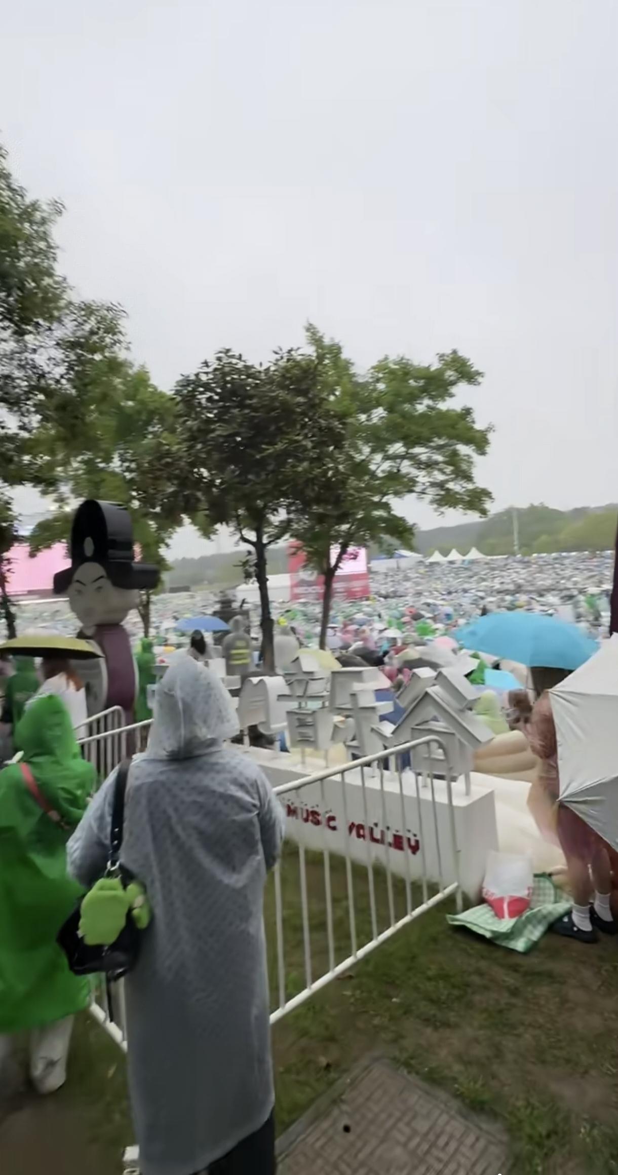 我的天呐，音乐节也这么多人吗，堪比演唱会。好壮观，大家冒雨而来，回去都要喝点感冒
