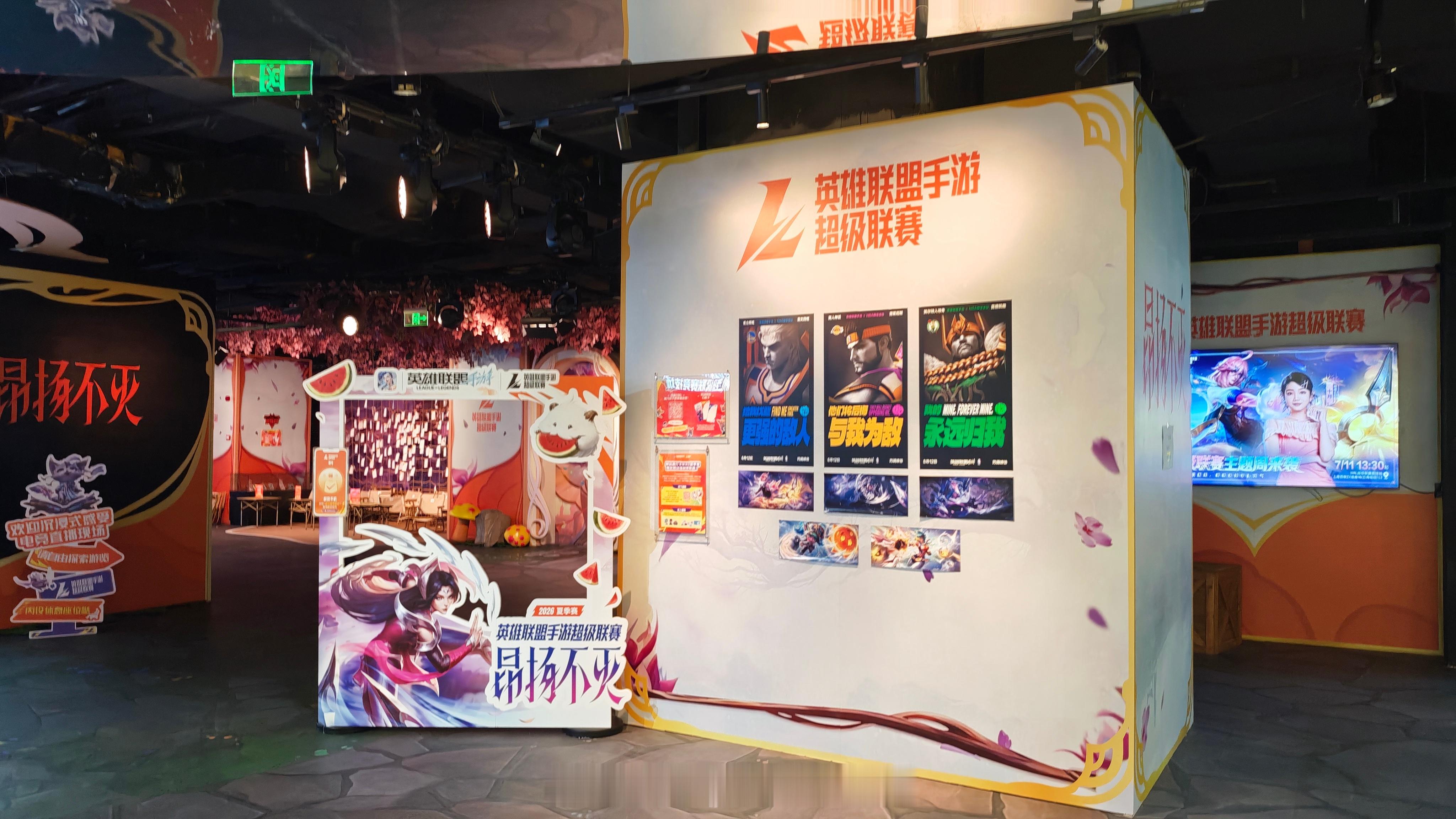下班来找群友面交拿东西又来五角场百联zx说实话前天路过南京路百联众趣场真的感觉同