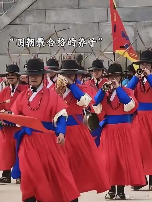 明朝灭亡382年了，韩国乡下老宅门上还贴着崇祯岁次。
 
首尔祭祀时，上百人穿汉