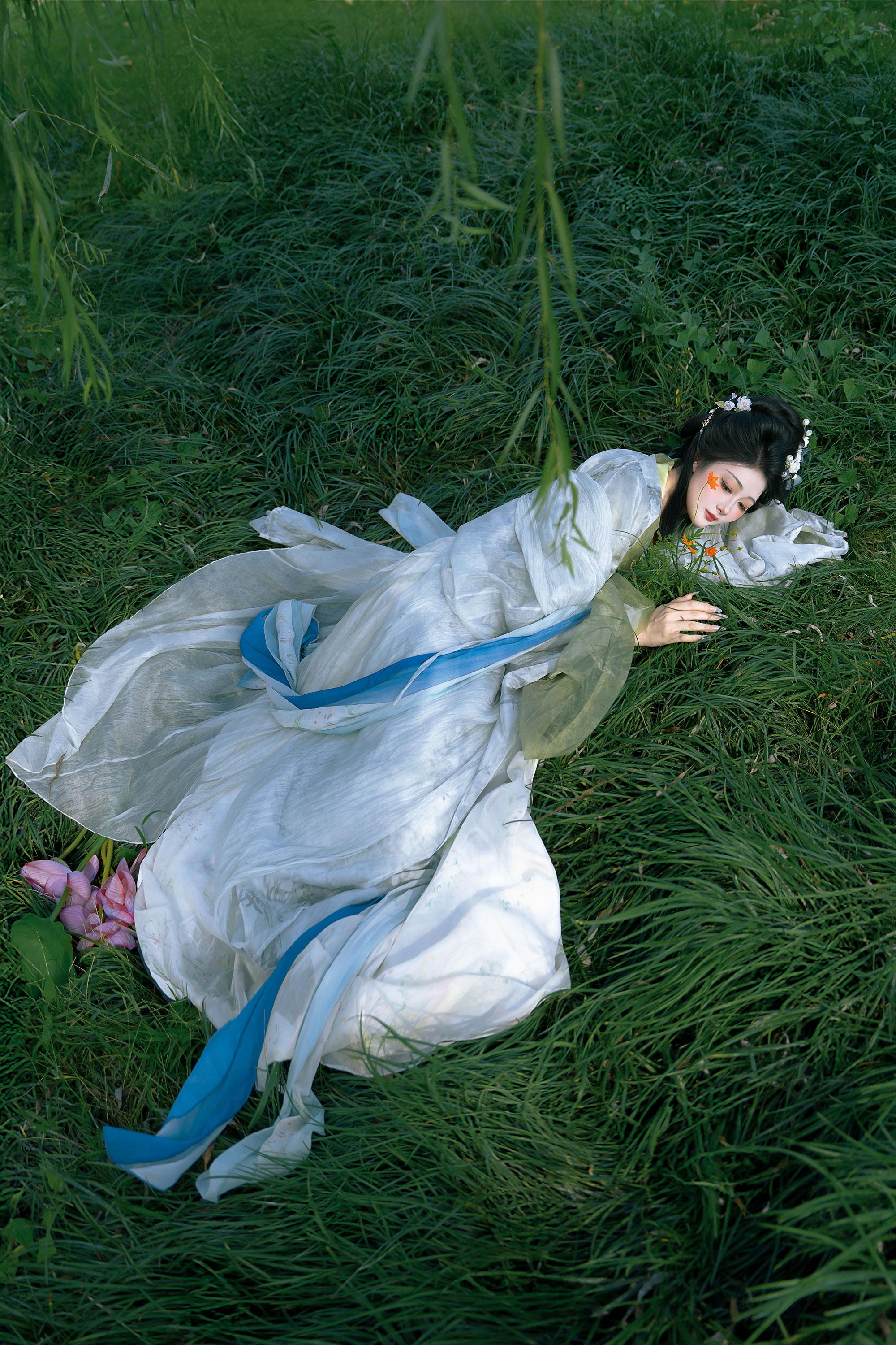 杨柳青青江水平。