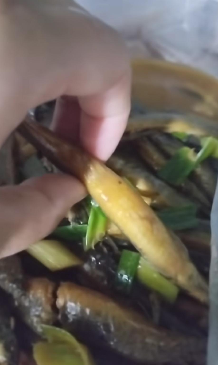浙江杭州，女子发视频吐槽:点了一份“炒泥鳅”，里面有一些是去内脏的，有些是不去内