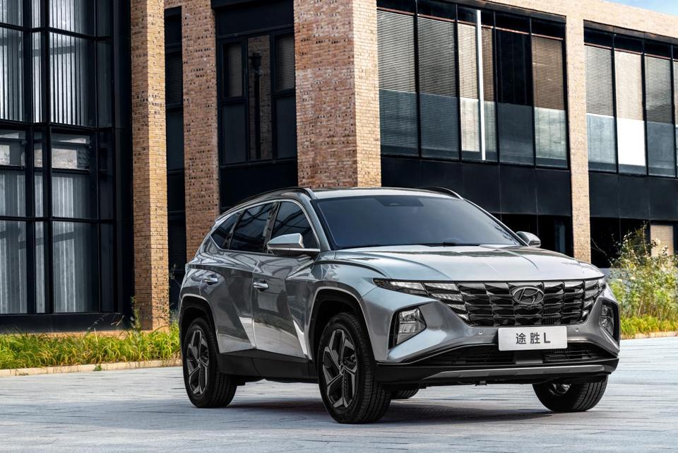 2023款1.5T 8AT LUX尊贵版，2025年2月，车辆前机盖出现脱漆现象