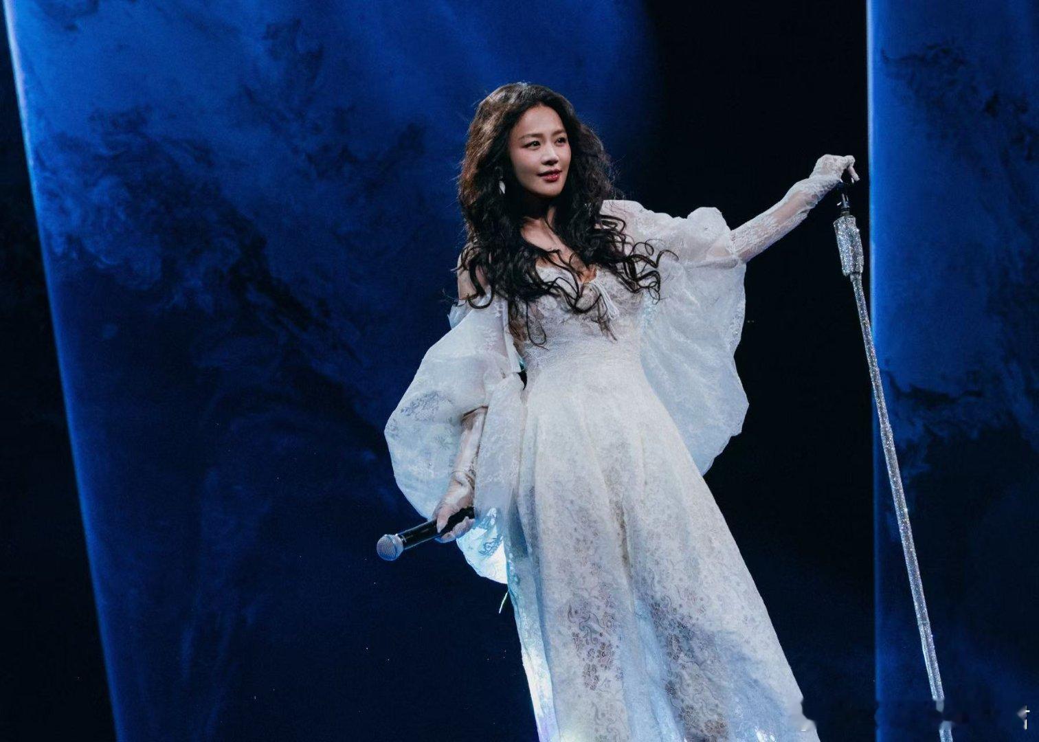 马思纯白色纱裙 马思纯真的太适合白色了，这组纱裙照每一张都可以当壁纸。她的笑容很