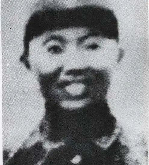 1942年，八路军神枪手遭叛徒出卖，被日军包围，就在只剩最后一颗子弹的时候，他却