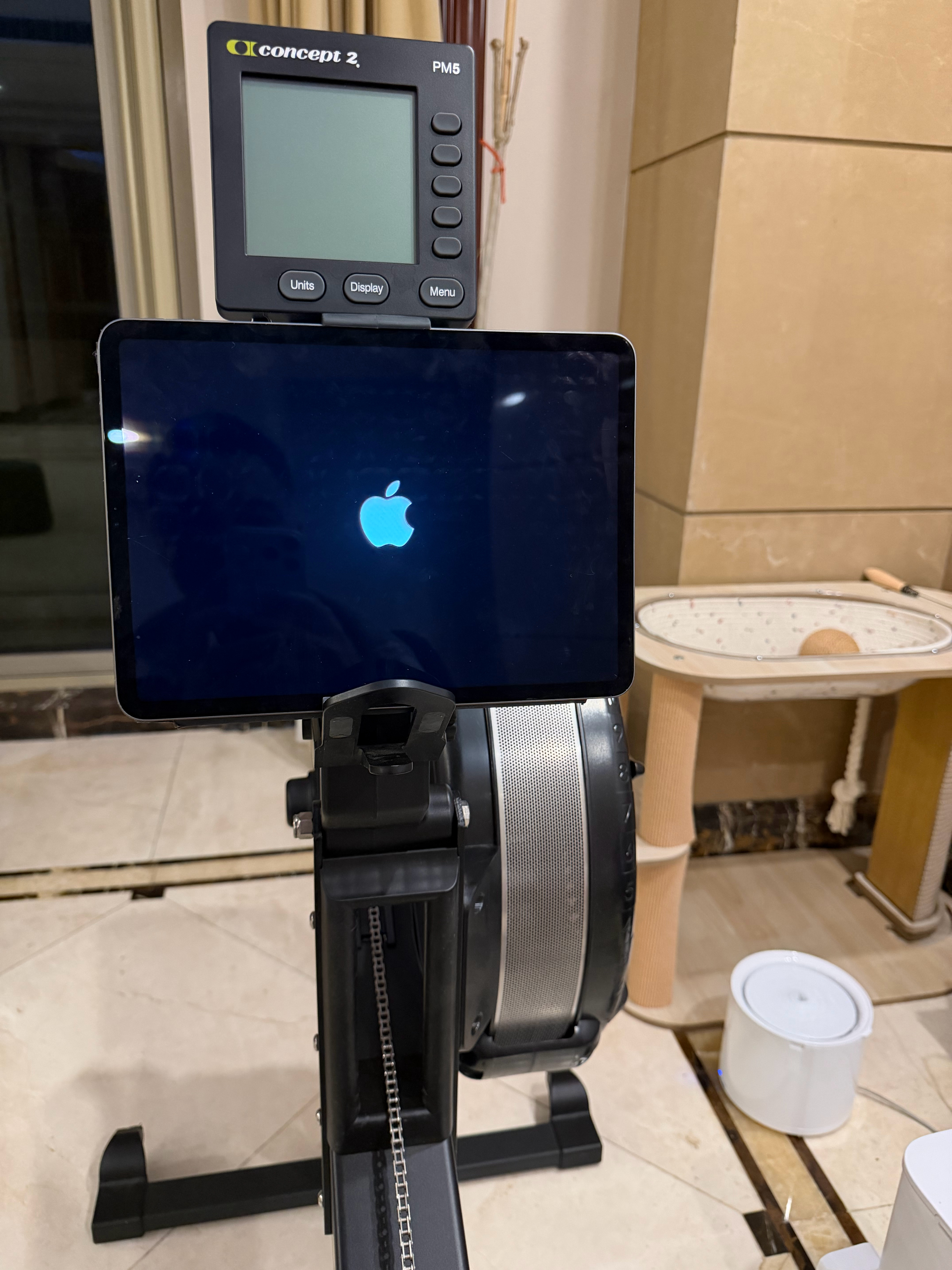 上次有个胖友说concept2划船机锻炼不能看pad, 其实是有安装位的。 老的