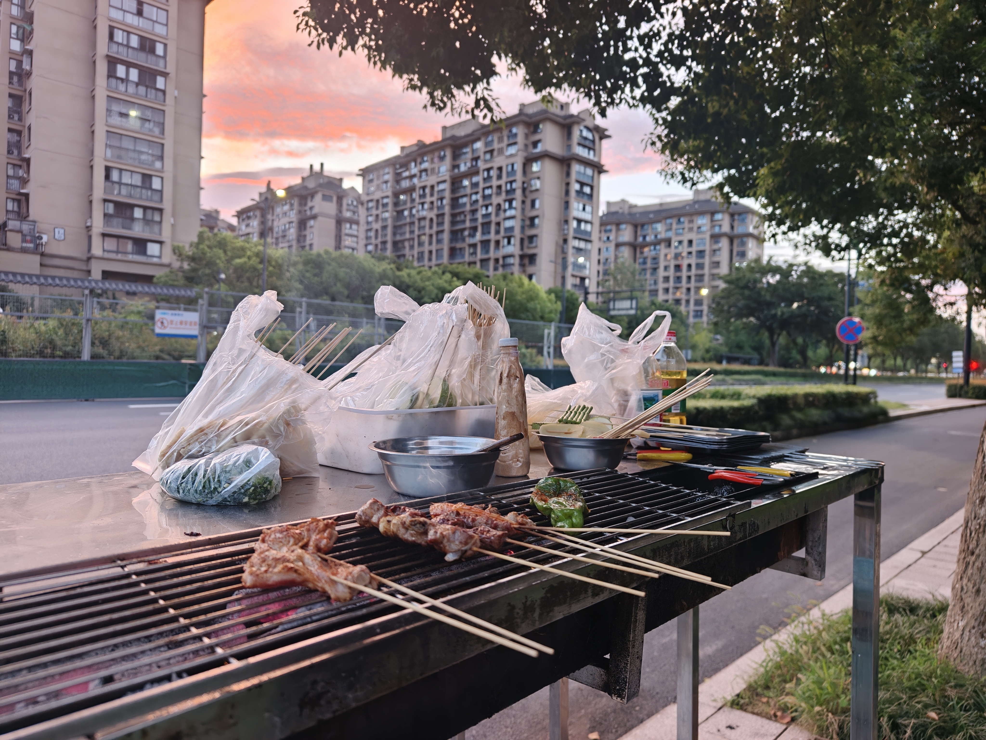 记录一下最近在杭州吃的三家店:1.盐蘸牛肉。景芳路边的一家小店，我和经常一起看房