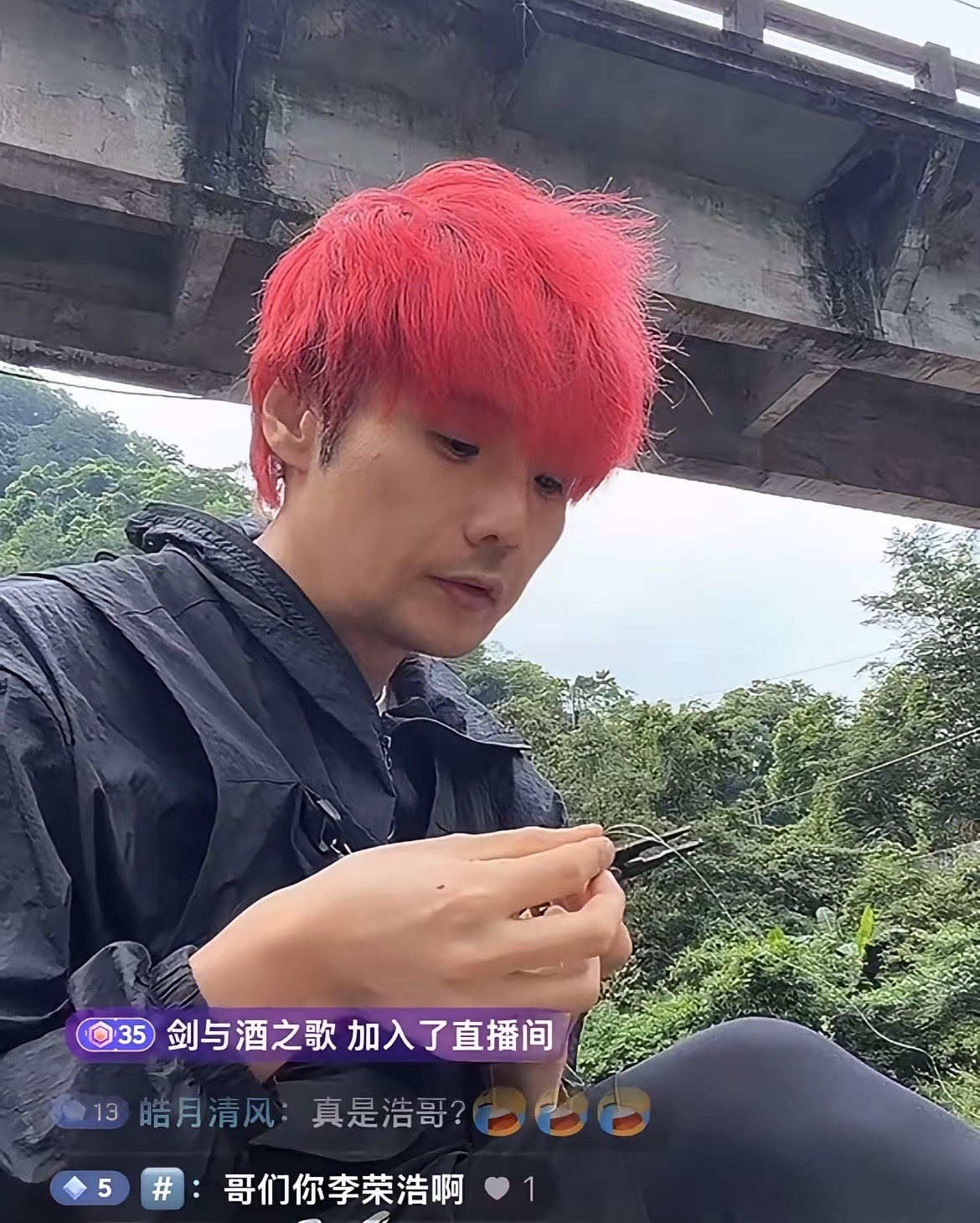 4月21日，李荣浩户外钓鱼，支架被风吹倒，手机直接掉进河里，近十万网友在线围观，