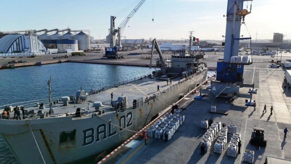 (圣保罗市9日综合电)巴西一名27岁女子在当地一间游泳池上课时突然身亡，丈夫也被