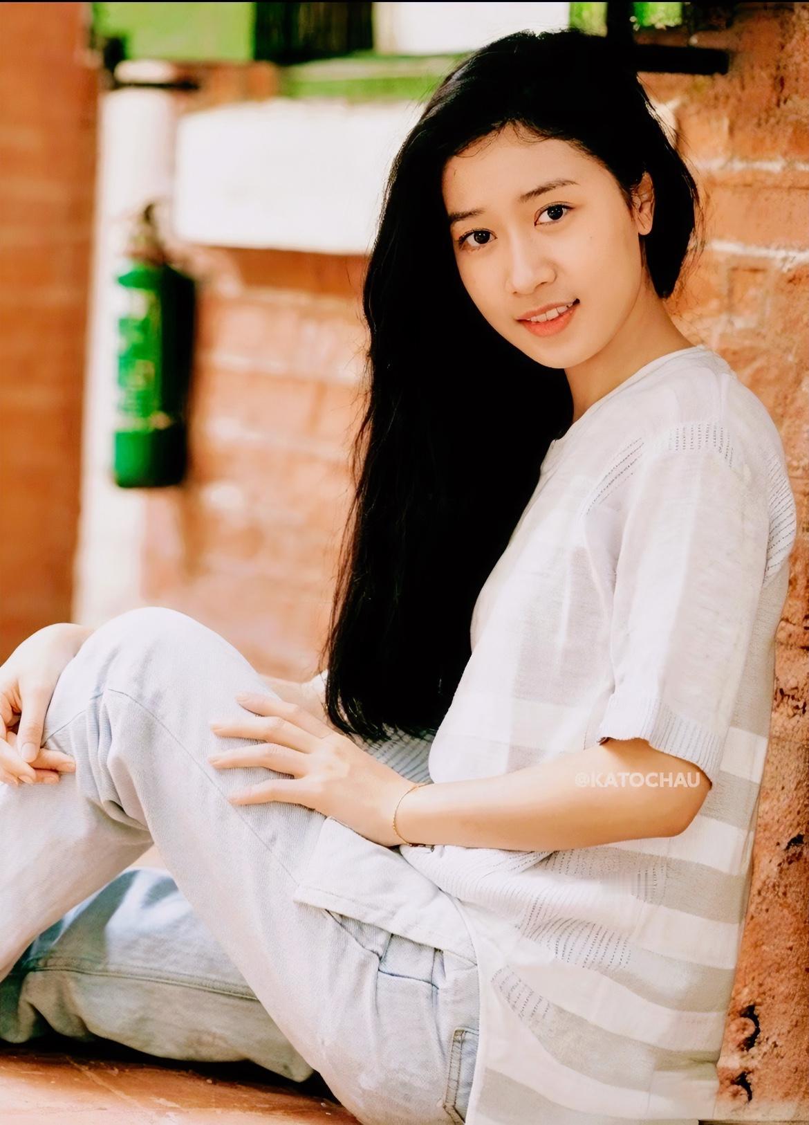 这是香港明星佘诗曼从年幼到青年时期的一组照片！
说实话，阿佘这腰的曲线真美，腿又