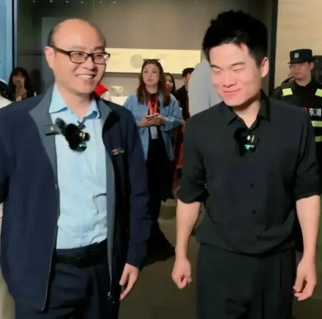 俞敏洪刚从新疆回来，李国庆打趣他：“最近，您跟董宇辉一个”中原得鹿”，一个”雪域