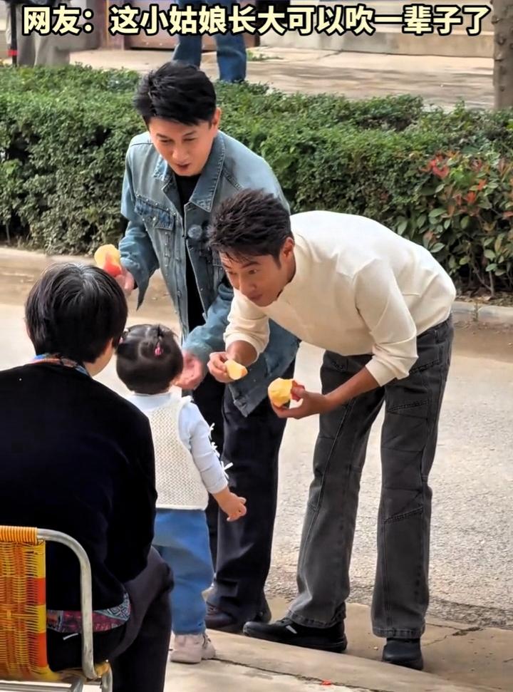 撒贝宁吴奇隆来到陕西白水助农推介苹果，路边偶遇可爱小姑娘，一下子就被吸引住了。