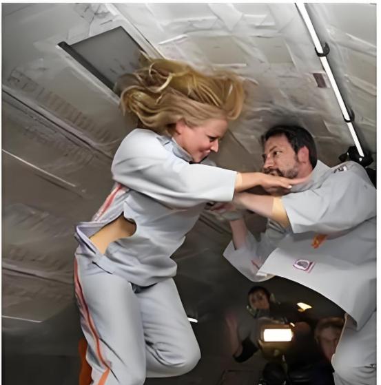 1992年，首对美国夫妻宇航员上天，在完成8天的太空之旅后，记者们急冲冲地抛出问