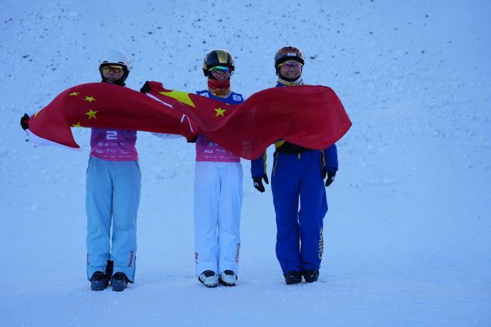 中国姑娘空中技巧包揽金银铜孔凡钰云顶站夺金 中国队包揽金银铜！在国际雪联自由式滑
