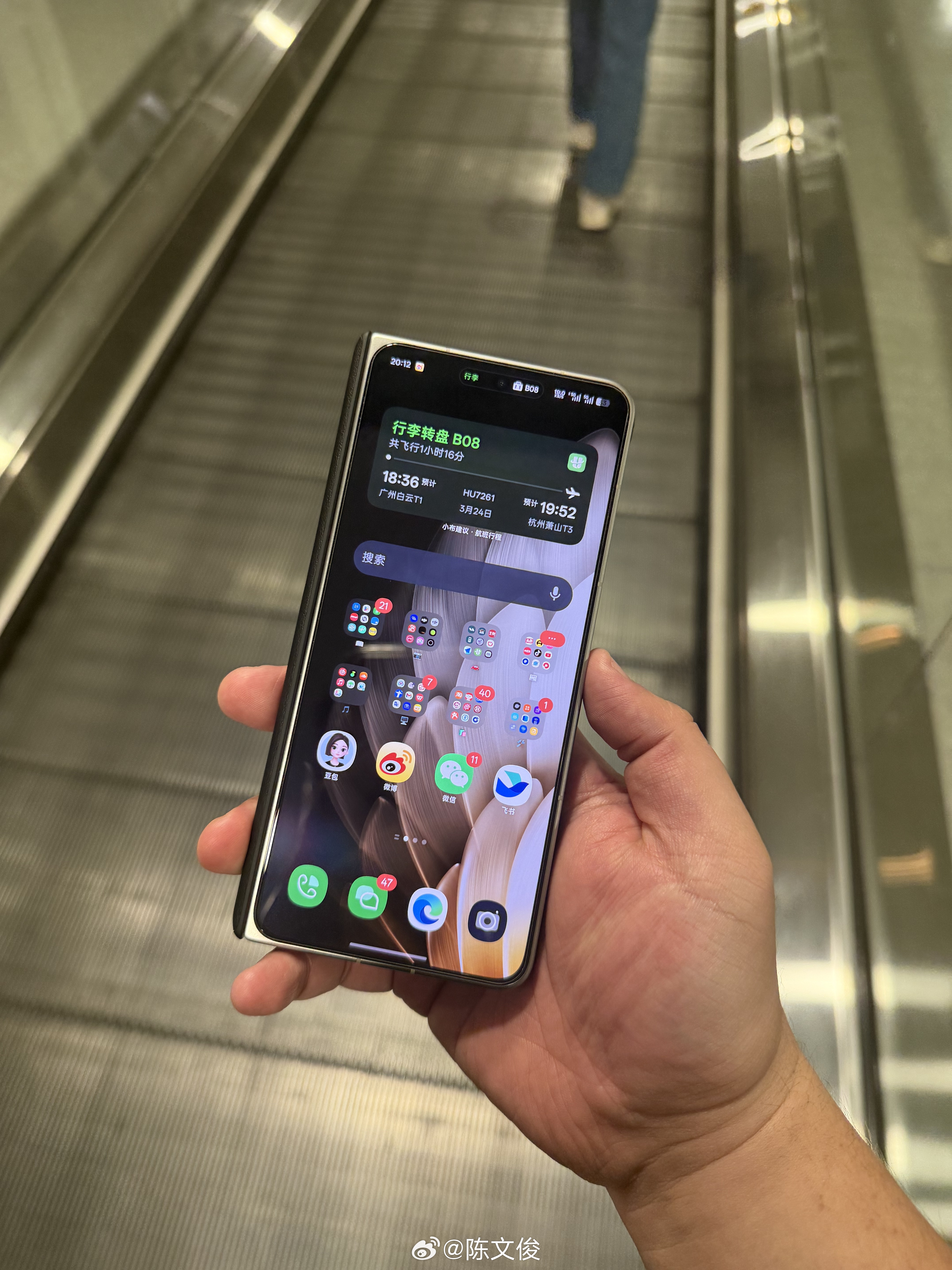 这几天用下来还挺顺手，折痕有是正常物理现象，它优化得还是挺好的，比我另一台折叠屏