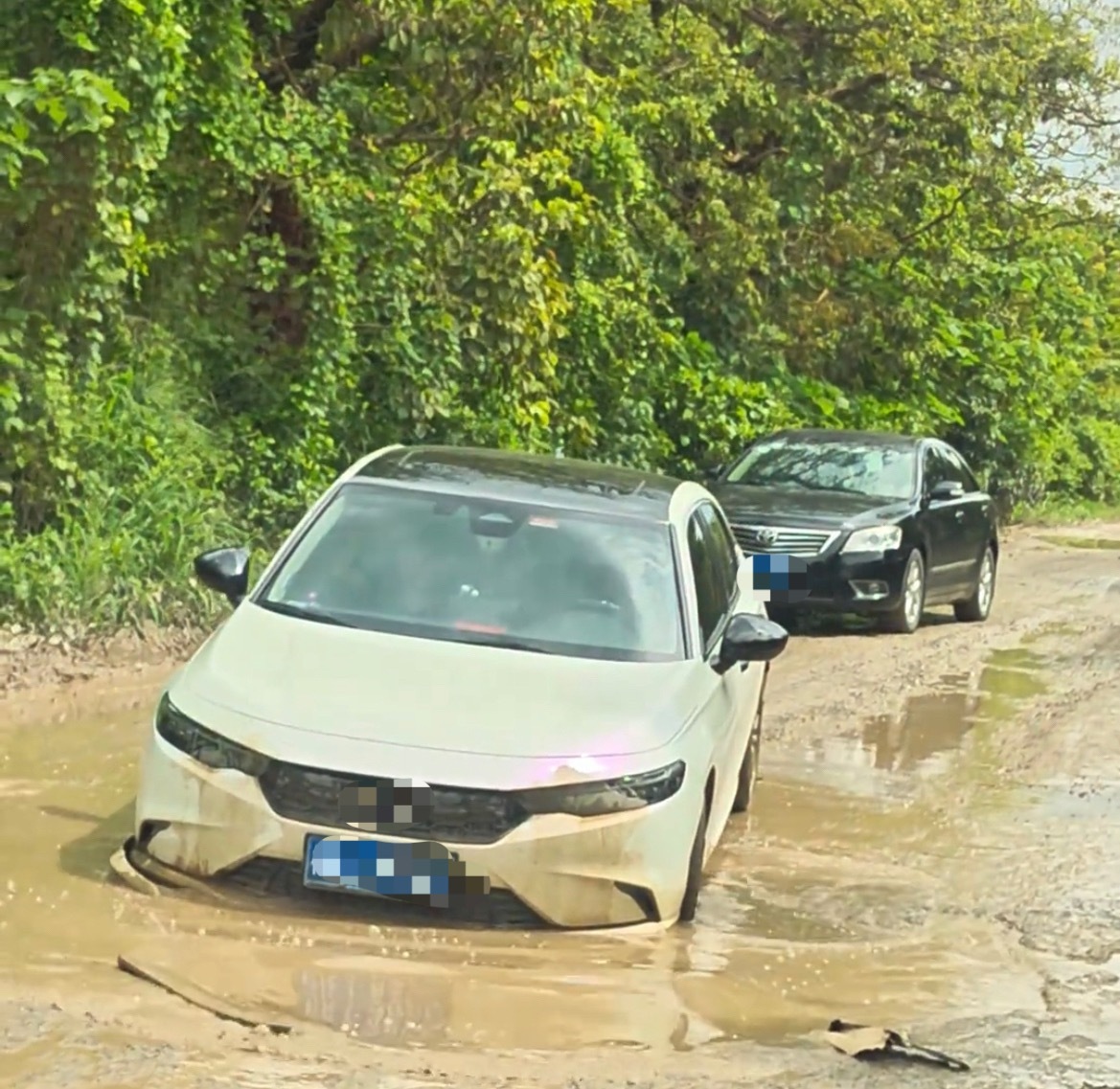 8月5日，网友反映：玉林某道路小车开进水坑里面去。保险杠是不是都坏了？ 玉林