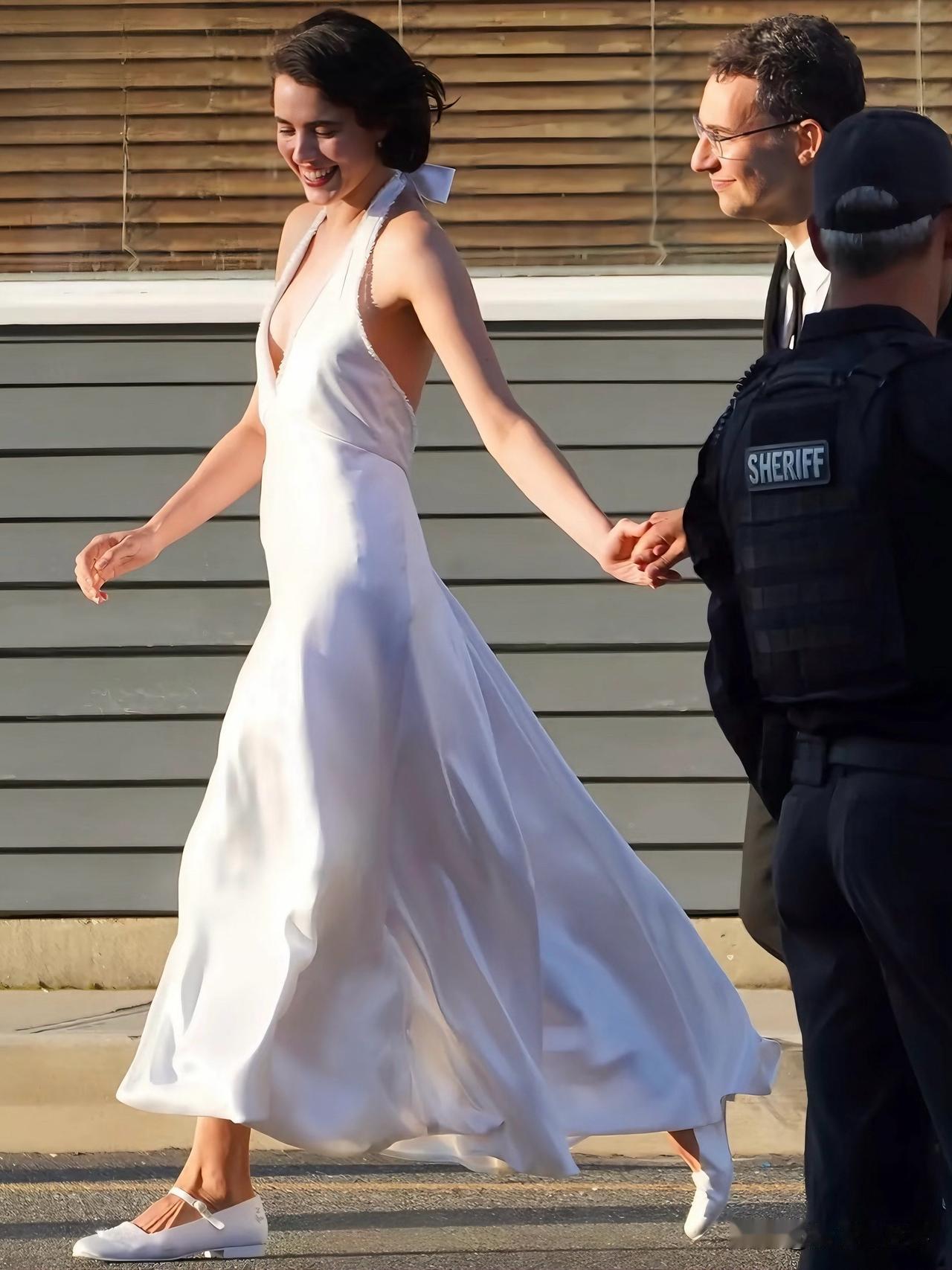 只能说老公很基础，老婆超不基础👀
说的正是相差11岁的星二代玛格丽特·库里与J