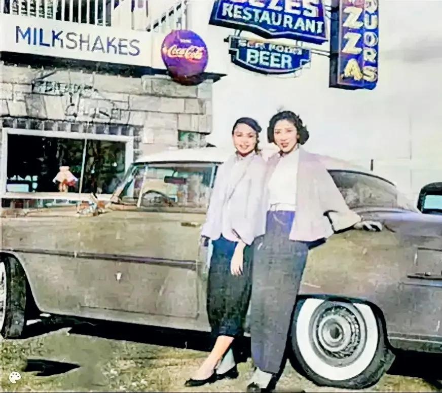 这是50年代，张灵甫妻子王玉龄在美国打工期间的罕见留影。照片中，她打扮时尚，一头