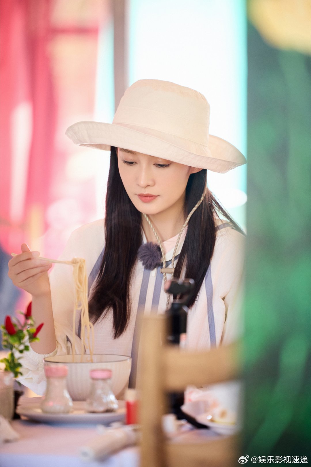李沁你是真饿了花儿与少年 那么瘦还能吃这么香，李沁在节目里一心干饭的样子，让人觉