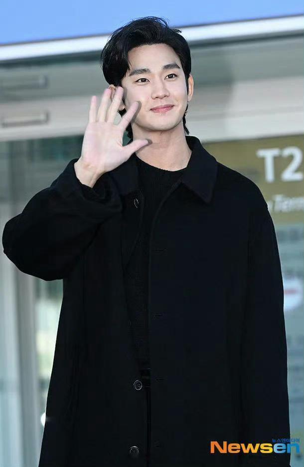 Prada与金秀贤解约Prada与韩国演员金秀贤的解约事件源于金秀贤卷入的未成年