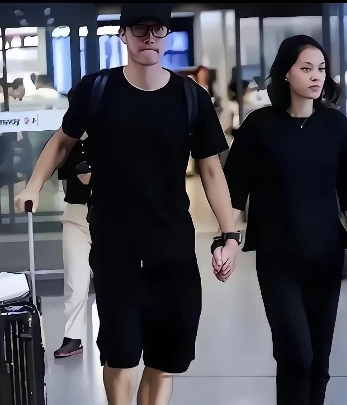 “刘翔退役的这11年
​​我好奇查了一下
43岁的刘翔，没有孩子，没有创业，也没