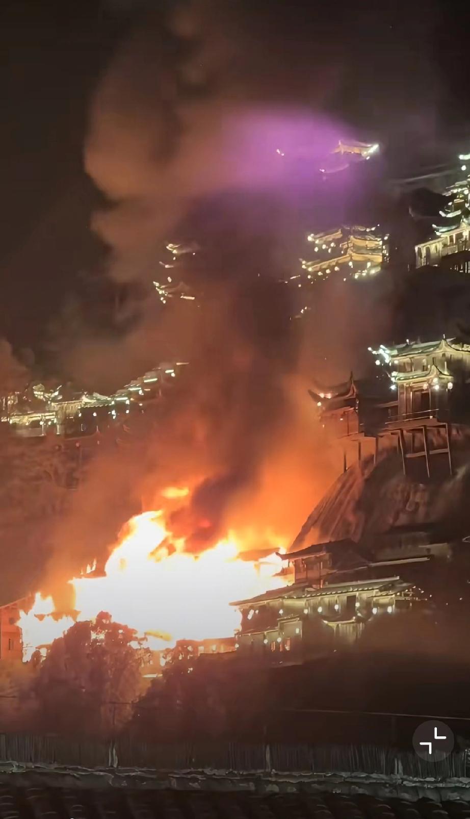 此前被标注日本景点收获千万点赞的望仙谷景区发生火情，半山腰一木质景观着火，明火已