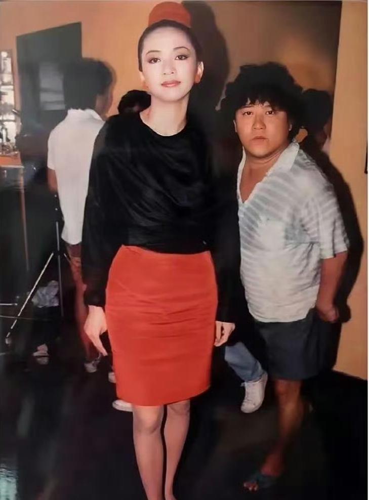 1988年，曾志伟特意溜进片场后台，拽着梅艳芳拍下这张合影。

那年梅艳芳25岁