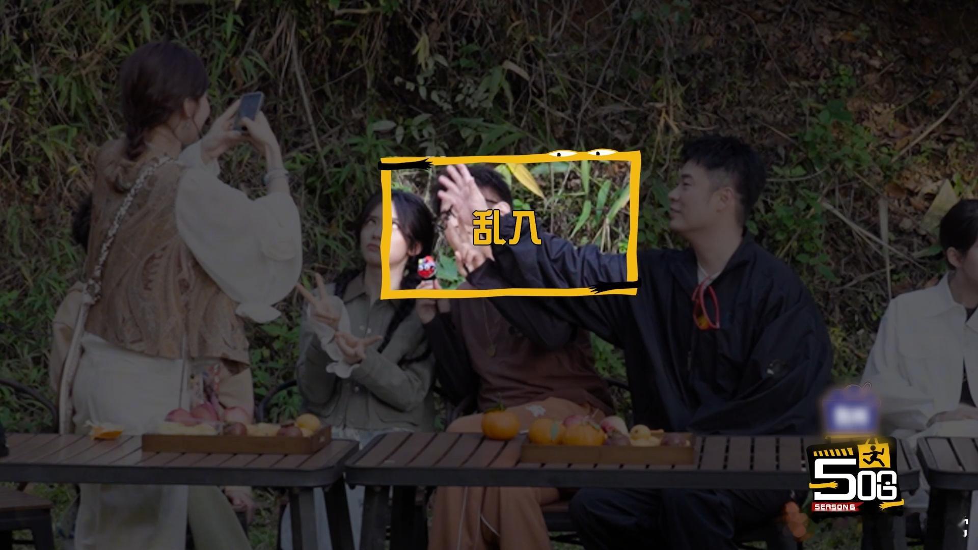 邓超陈赫拒绝合照哈哈哈哈哈徐梦洁好心撮合合照，却遭到邓超陈赫的双重嫌弃，两人不仅